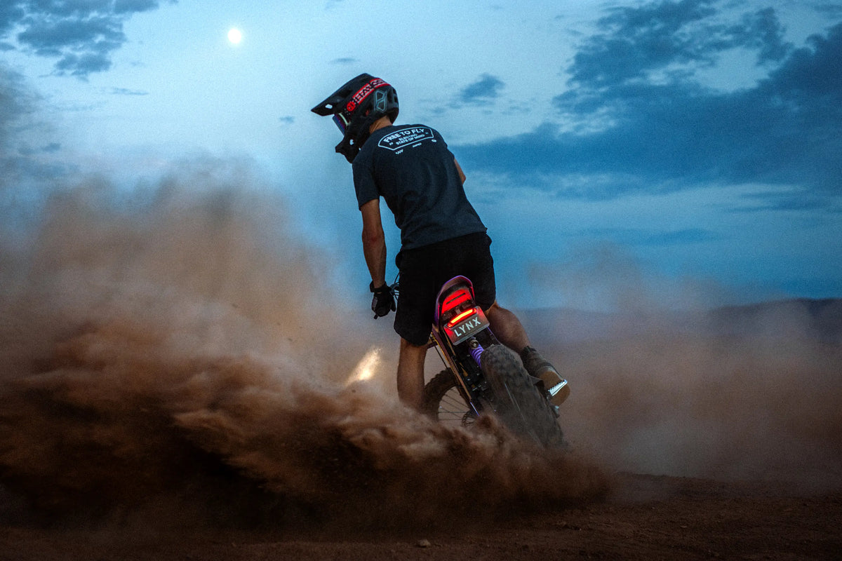 79Bike Lynx from behind, rear tire roosting dust